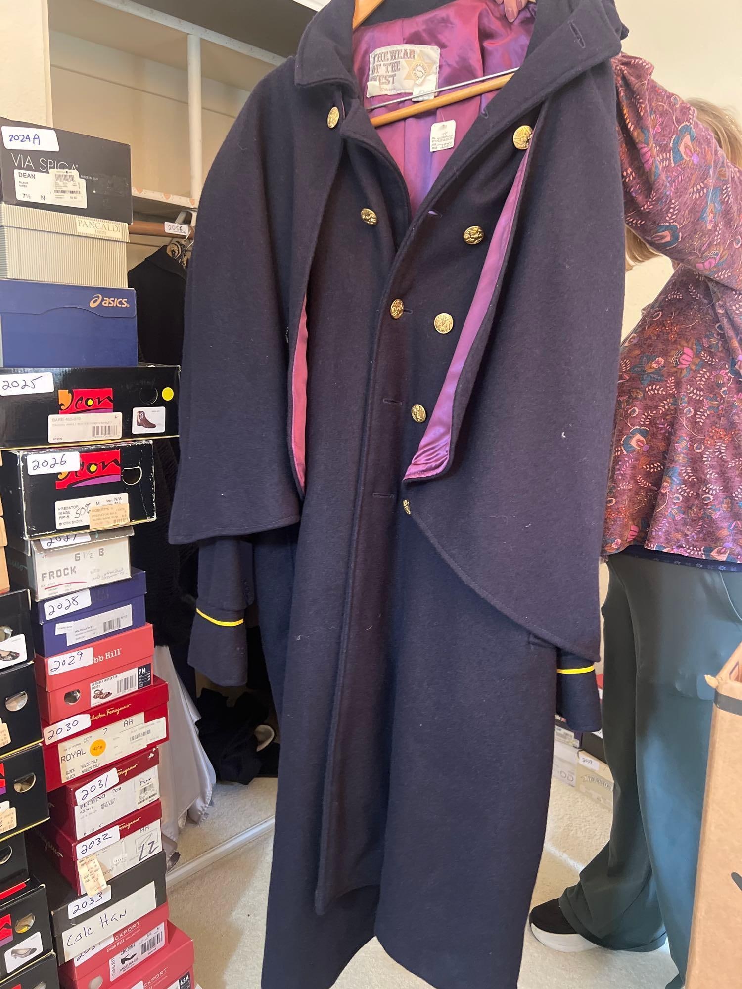 The Wear Of The West Men's Wool Coat: The Wear of the West men's wool coat. Approximate size xl.