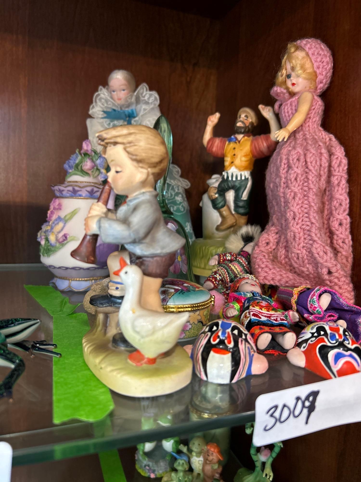 Lot Of Dolls & Decorative Items (1 of 5)