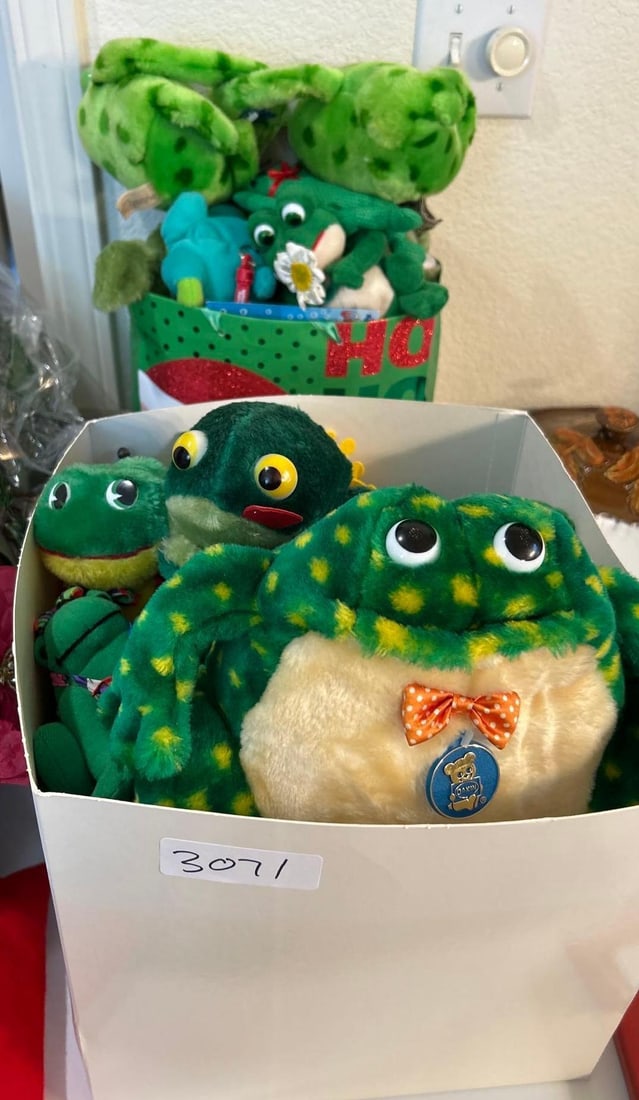 Lot Of Frog Plush Toys Including Vintage Dakin Frog With Tag (1 of 4)