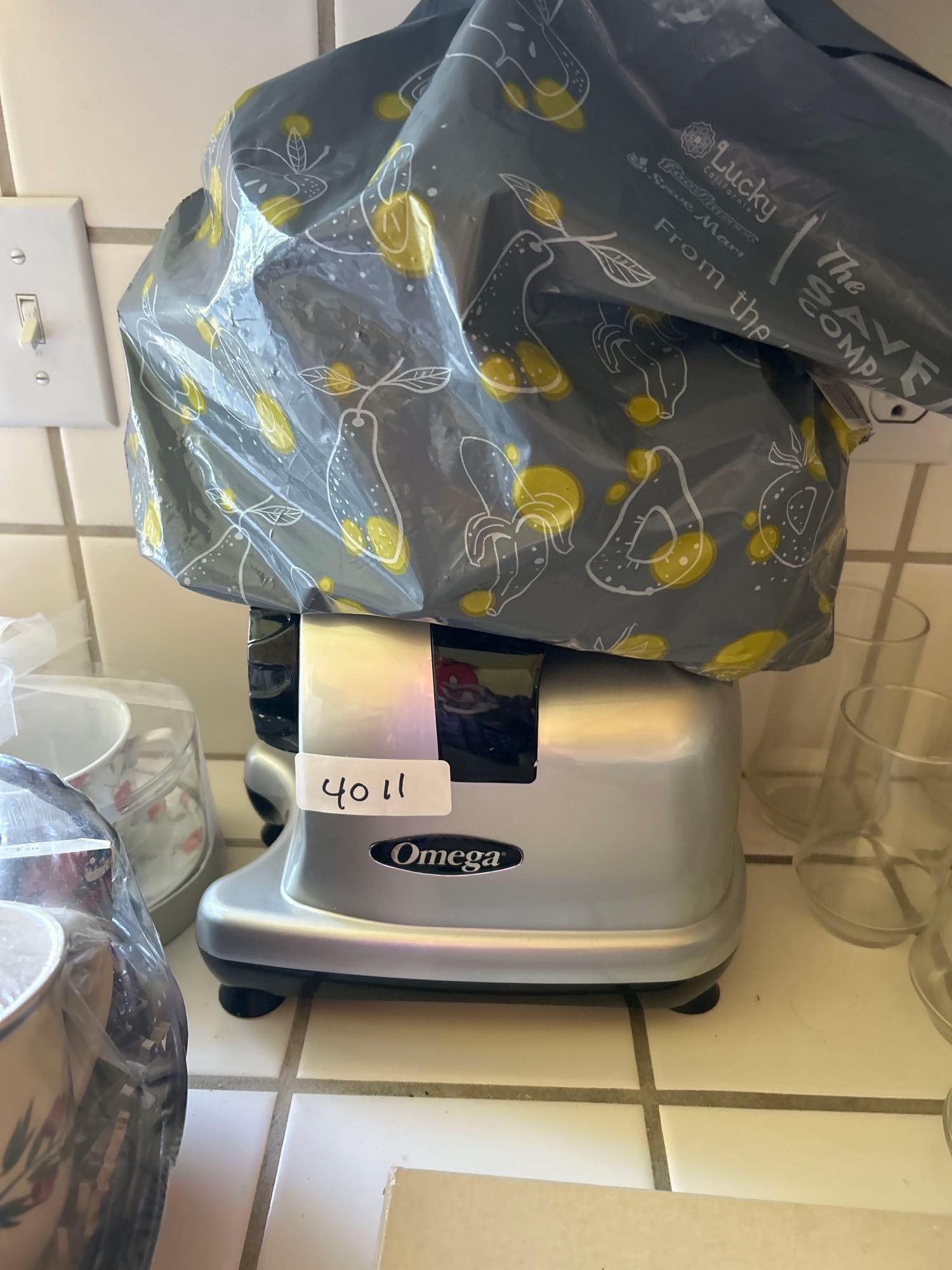 Omega Juicer: Omega juicer.