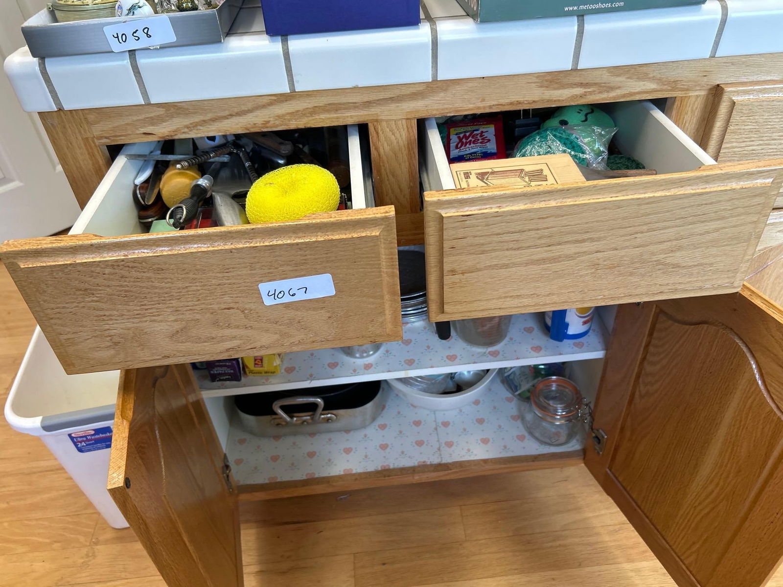 Lot Of Knives, Pans, And Other Kitchen Items: Lot of knives, pans, and other kitchen items.