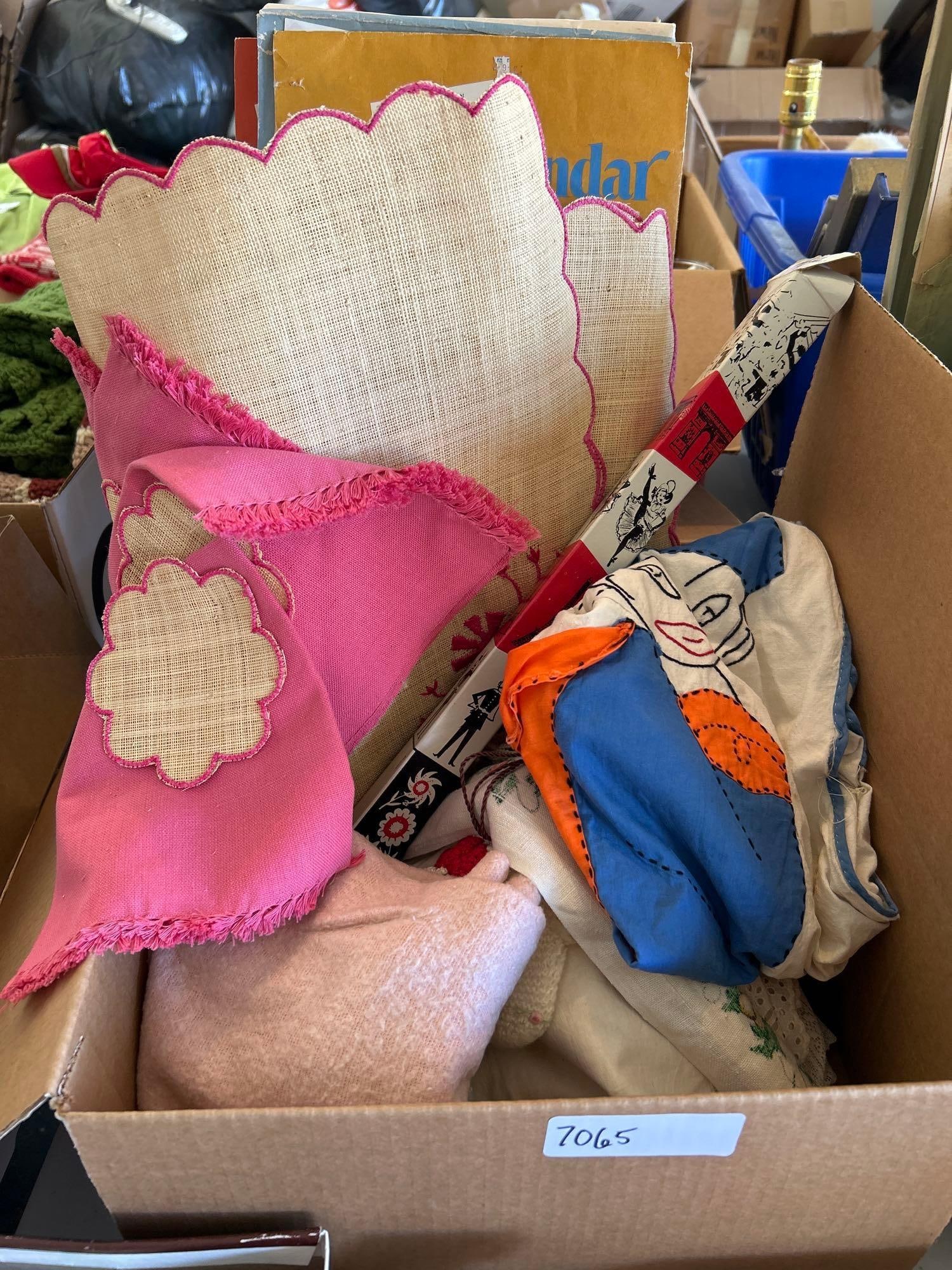 Lot Of Vintage Linens (1 of 7)