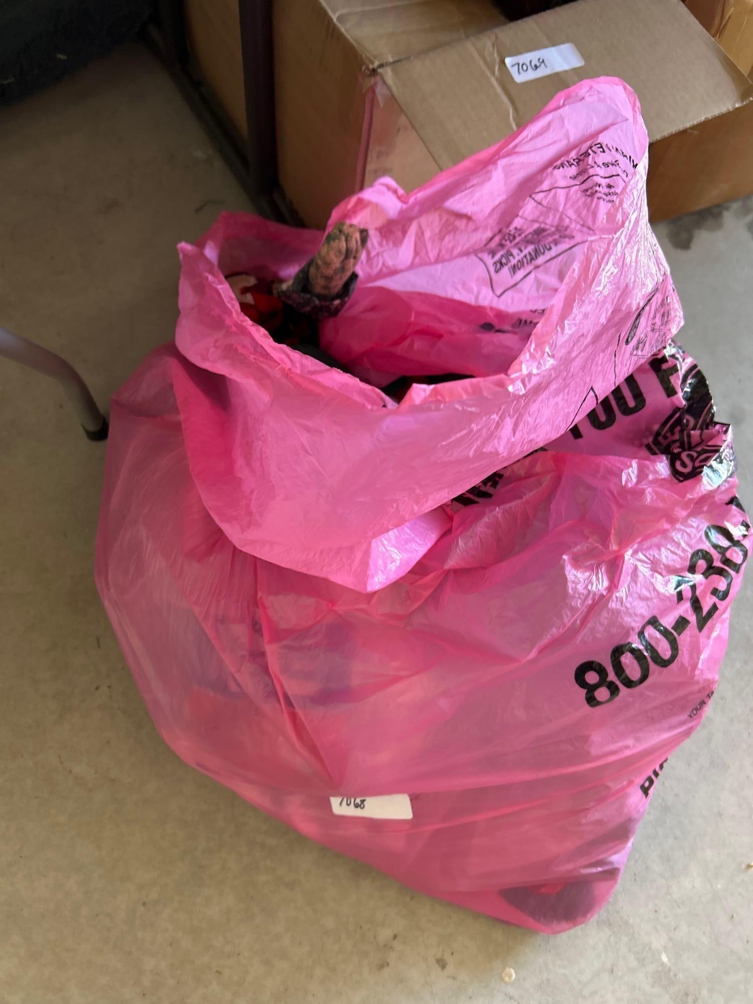 Lot Of Frog Themed Christmas Decor: Lot of frog themed Christmas decor.