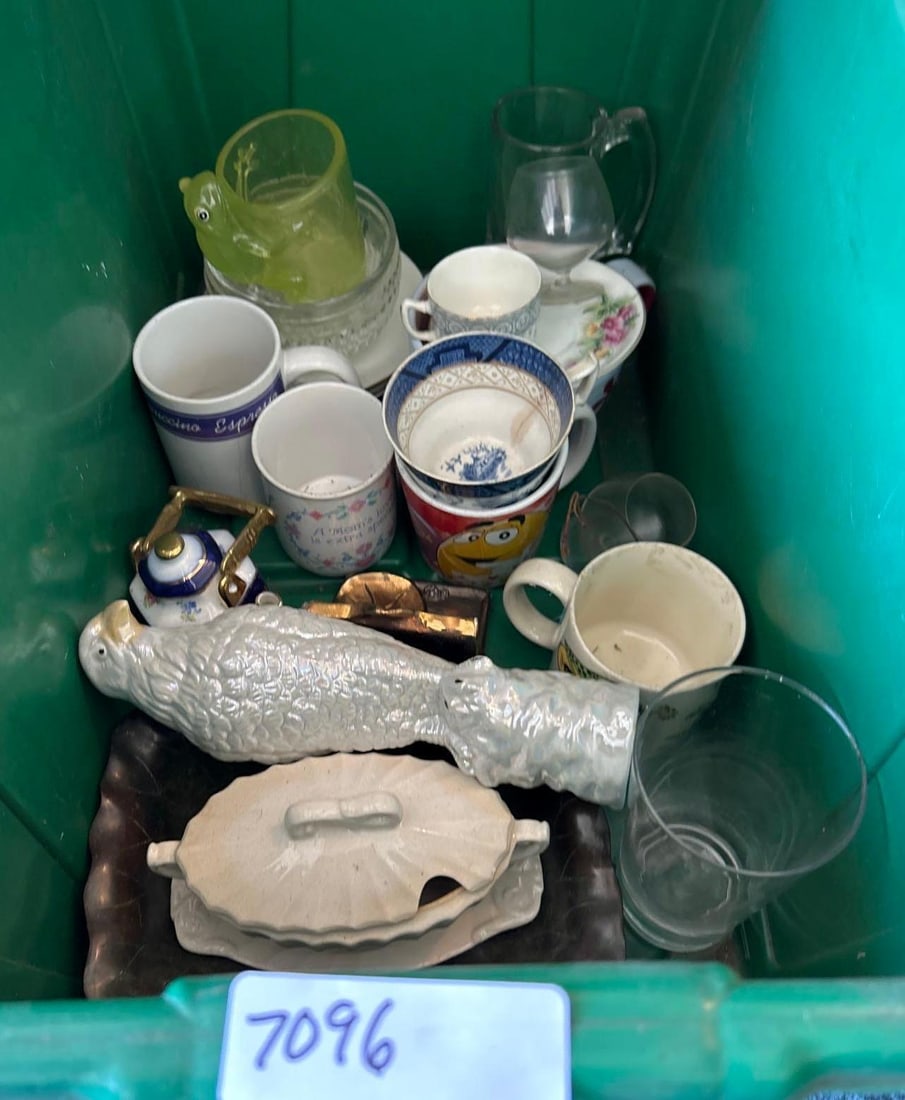 Glassware & Ceramics: Glassware & ceramics.