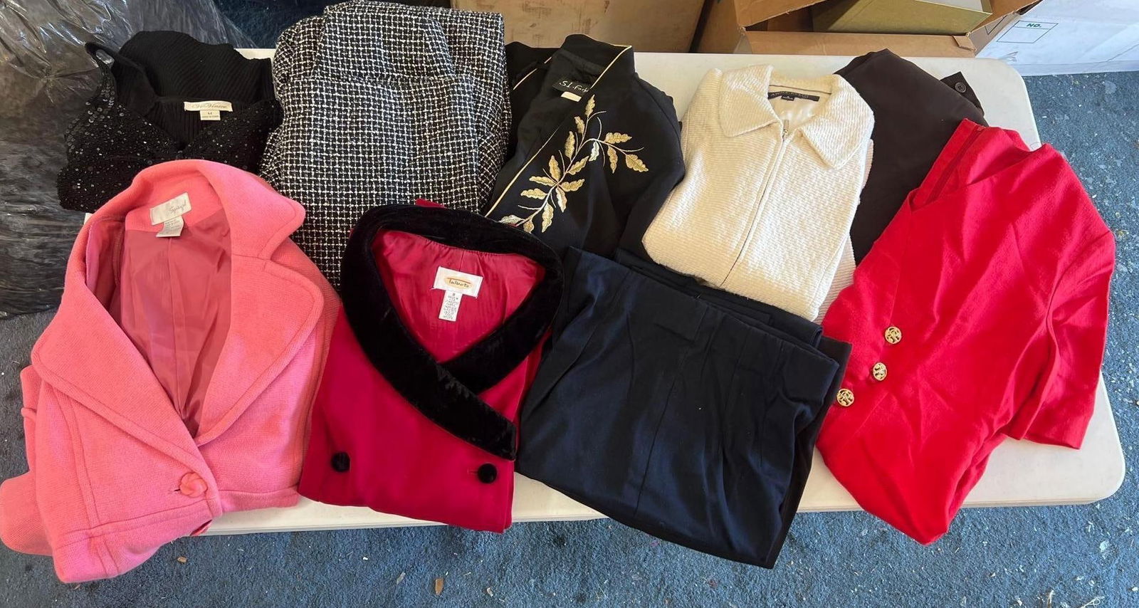 Suits & Other Ladies' Clothing: Suits & other ladies' clothing. Various sizes.