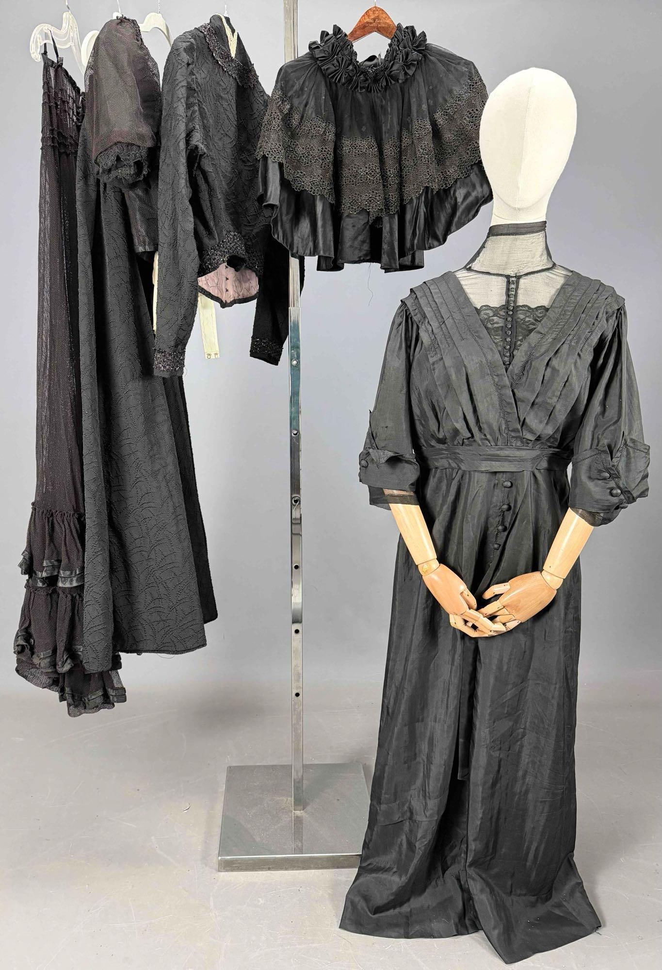 Antique Mourning Gowns & Clothing (1 of 19)