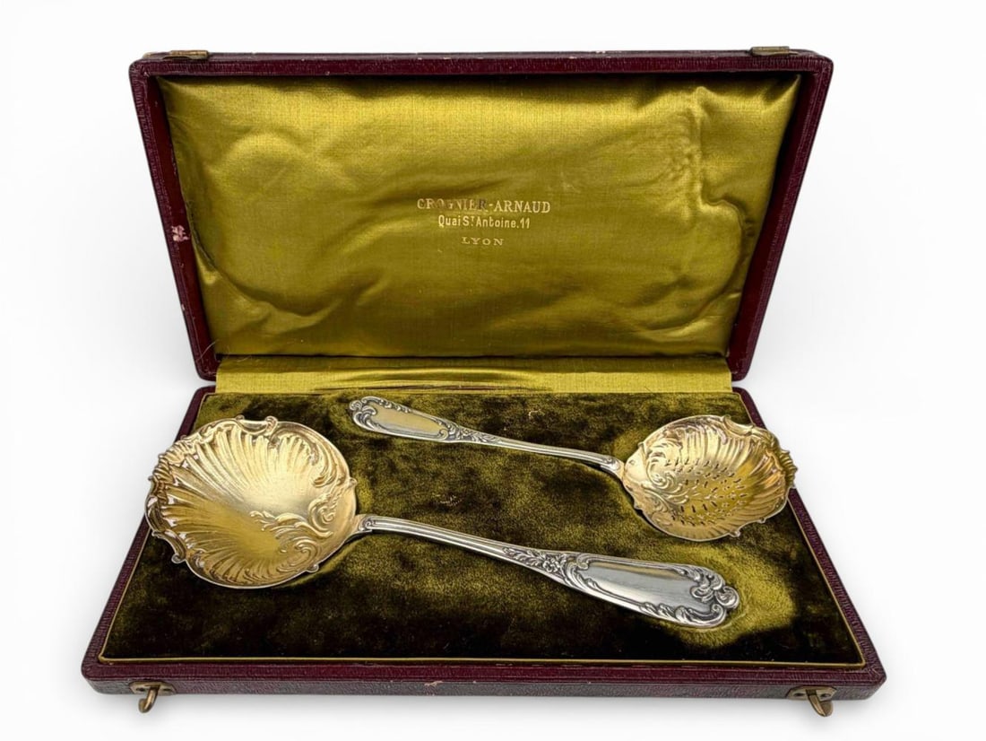 French .950 Silver & Vermeil Berry Serving Set, Chevron Freres, 19th C., Rothschild Provenance: French .950 Silver and Vermeil Berry Serving Set, Chevron Freres, 19th Century, 152.4g. Includes a pierced berry spoon and matching serving spoon with gilt bowls and rococo-style handles. Each marked