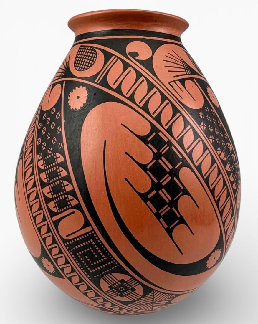 Ismael Flores, Mata Ortiz Pottery Olla (1 of 11)