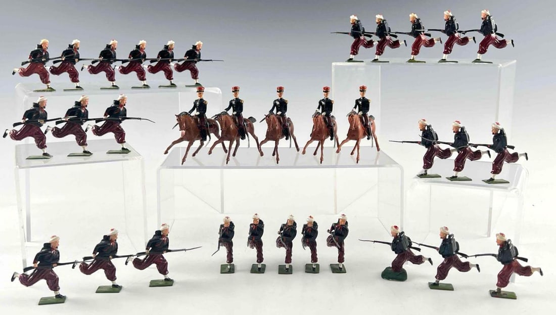 Britains Toy Soldiers No. 142, Charging Zouaves & Mounted Officers (1 of 11)
