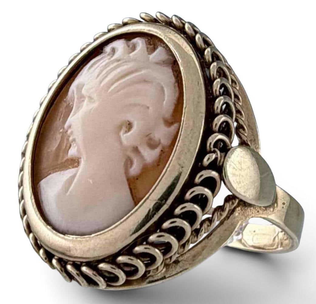 14K Shell Cameo Ring: 14K Shell Cameo Ring, 4.0g. Marked "K14 Italy." Ring front approximately 19.7 x 15.4mm. Approximate ring size 6.75. ALL CREDIT CARDS WILL BE MANUALLY VERIFIED PRIOR TO SHIPMENT.