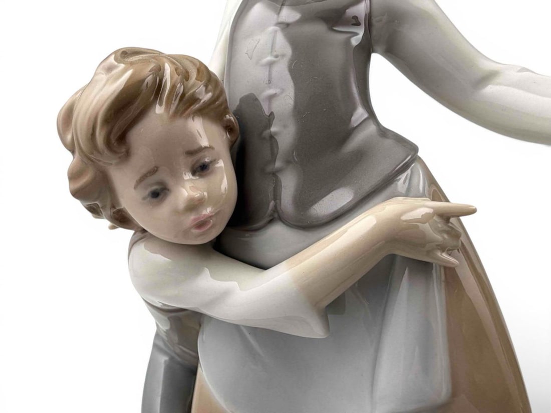 Two Lladro Porcelain Figures - 12