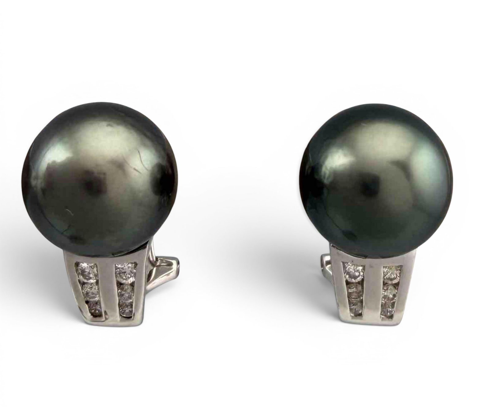 14K White Gold Diamond Pearl Earrings: 14K White Gold Diamond Pearl Earrings, 7.4g. Marked "14K." Earrings approximately 14.5 x 10.4mm. Pearls approximately 10.4mm. ALL CREDIT CARDS WILL BE MANUALLY VERIFIED PRIOR TO SHIPMENT.