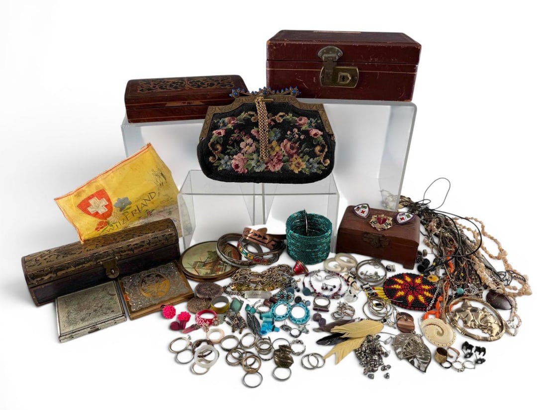 Costume Jewelry, Jewelry Boxes & Vintage Compacts (1 of 17)