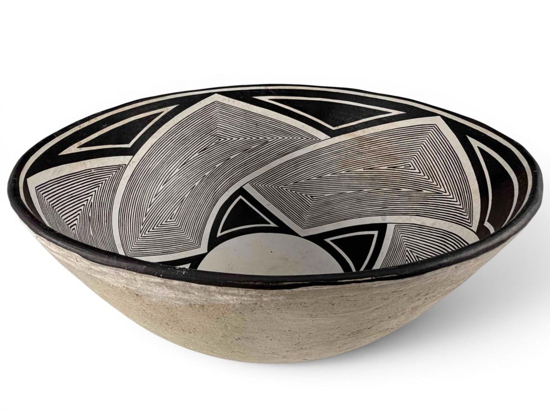 Paul and Laurel Thornburg (New Mexico, 20th/21st c.) Mimbres-Style Black On White Pottery Bowl: Paul and Laurel Thornburg (New Mexico, 20th/21st c.) Mimbres-Style Black On White Pottery Bowl. Underside marked "Thornburg PWI-2 Private Collection." Approximately 5.0H x 11.25W in.