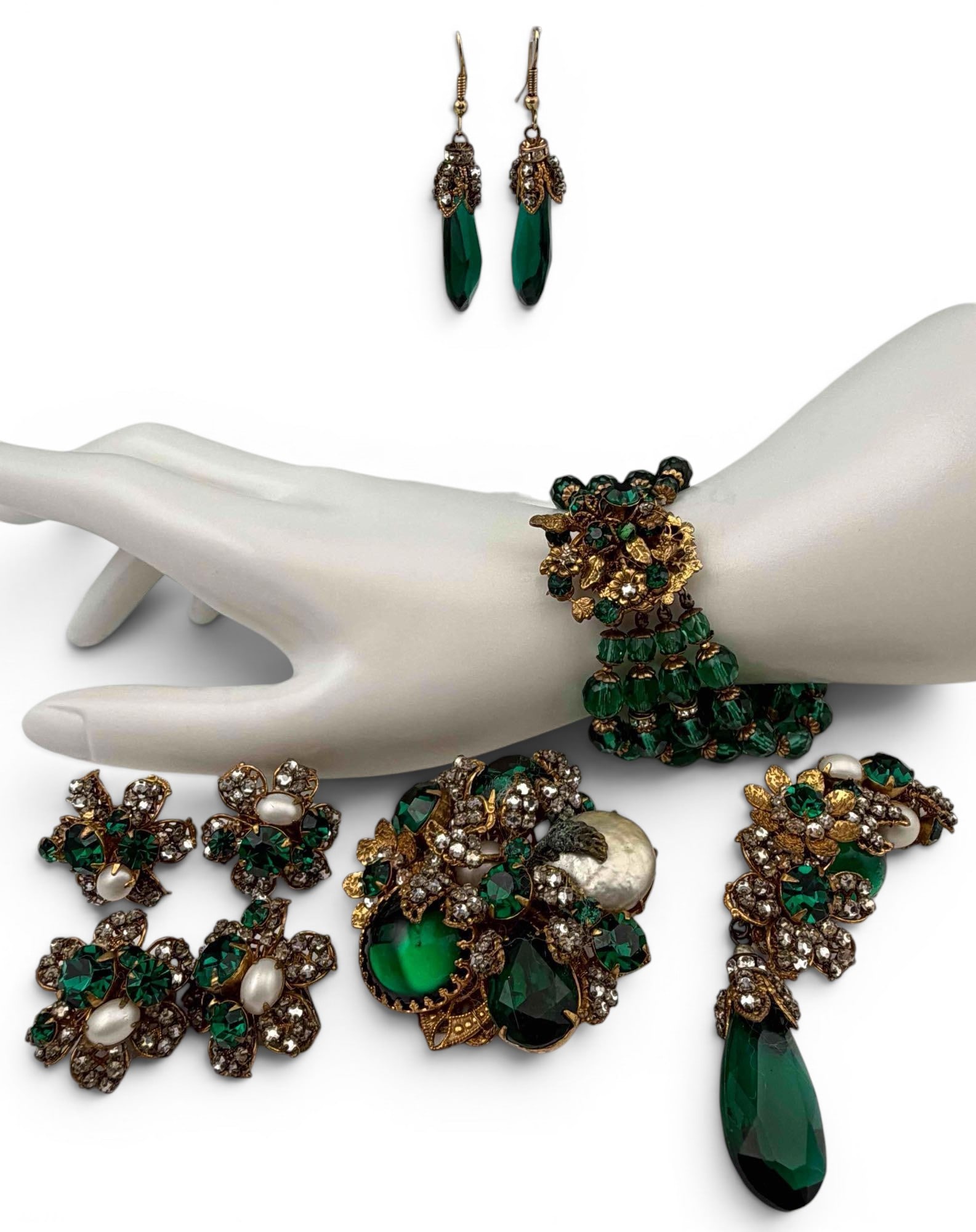 Robert DeMario Green Glass, Rhinestone & Faux Pearl Costume Jewelry Group: Six-piece vintage Robert DeMario costume jewelry group, including brooch, bracelet, multi-strand green glass bead bracelet, pair of rhinestone/faux pearl earrings, and green glass drop earrings. Piece