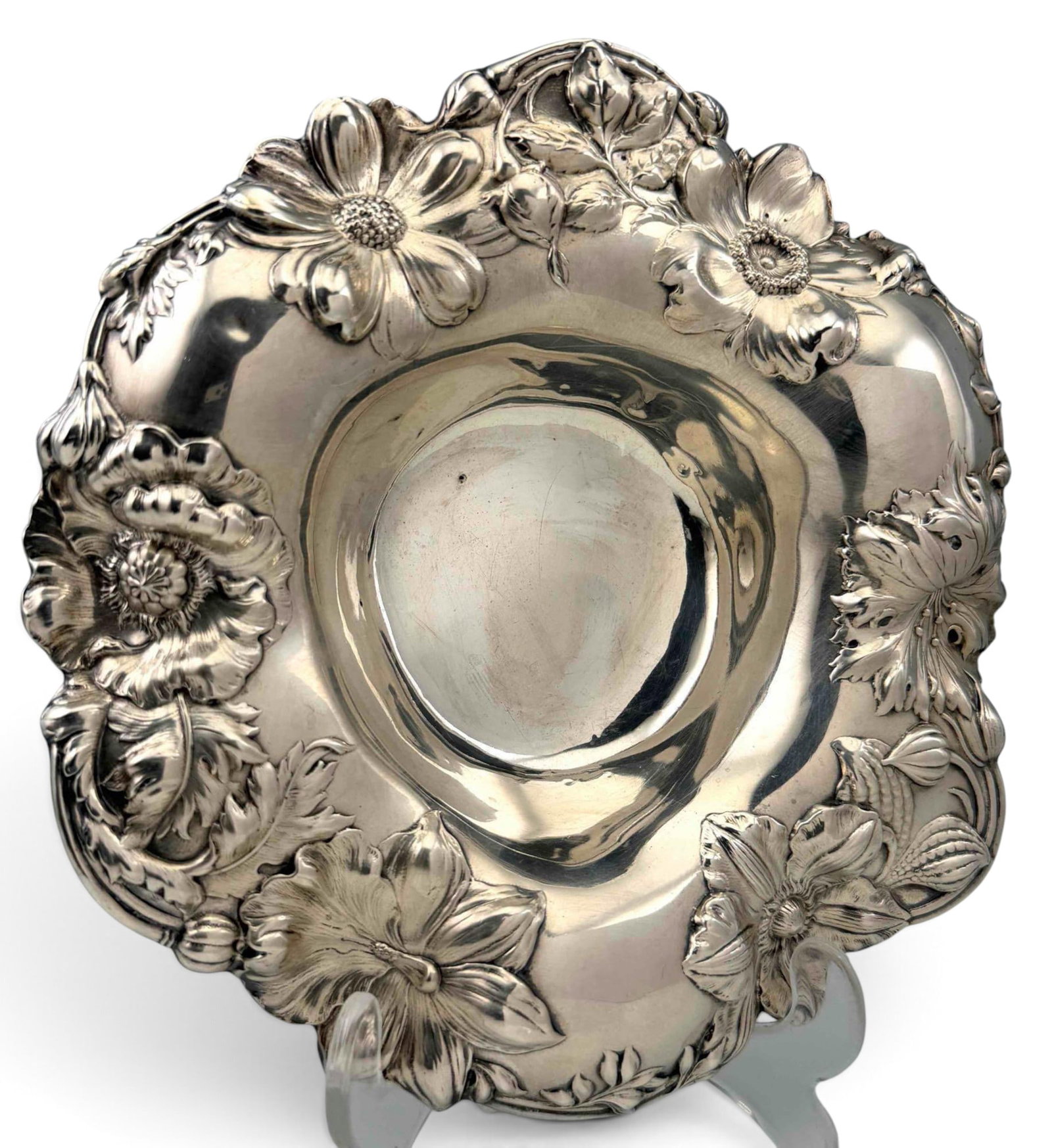 Reed & Barton Sterling Silver Floral Repousse Bowl: Reed & Barton Sterling Silver Floral Repousse Bowl, 177.4g. Marked "Sterling 155 Pat. Appll'd." Approximately 8.0W x 1.62H in. ALL CREDIT CARDS WILL BE MANUALLY VERIFIED PRIOR TO SHIPMENT.
