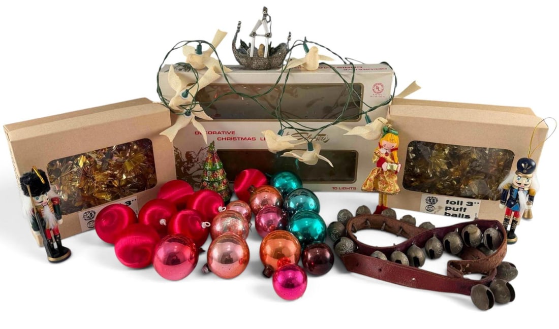 Vintage Christmas Lights, Ornaments & Decor (1 of 16)
