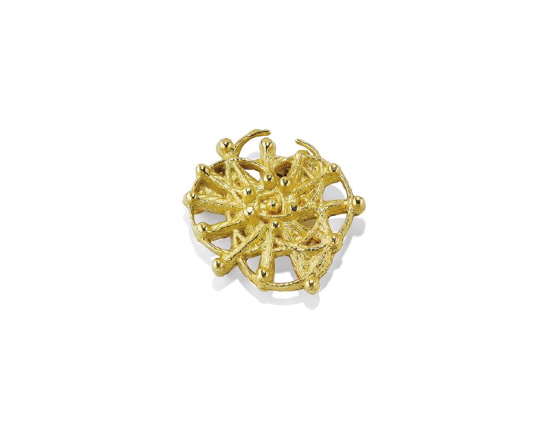 GOLD PENDANT BROOCH, PIPPO POZZI: GOLD PENDANT BROOCH, PIPPO POZZI depicting an abstract motif in yellow gold lost wax casting. Signed Pippo Pozzi on verso. Circa 1960. Gr 37,30 - cm 3,80 x 4,50