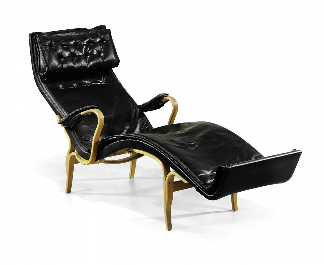 BRUNO MATHSSON 1907-1988 Chaise longue 'Pernilla 3': Legno curvato, pelle. Marchio e data di produzione sulla struttura. Segni del tempo. 95 x 160 x 70 cm Bentwood, leather. Marked and dated. Wear. 37.40 x 62.99 x 27.56 in. TAGS: - Chairs