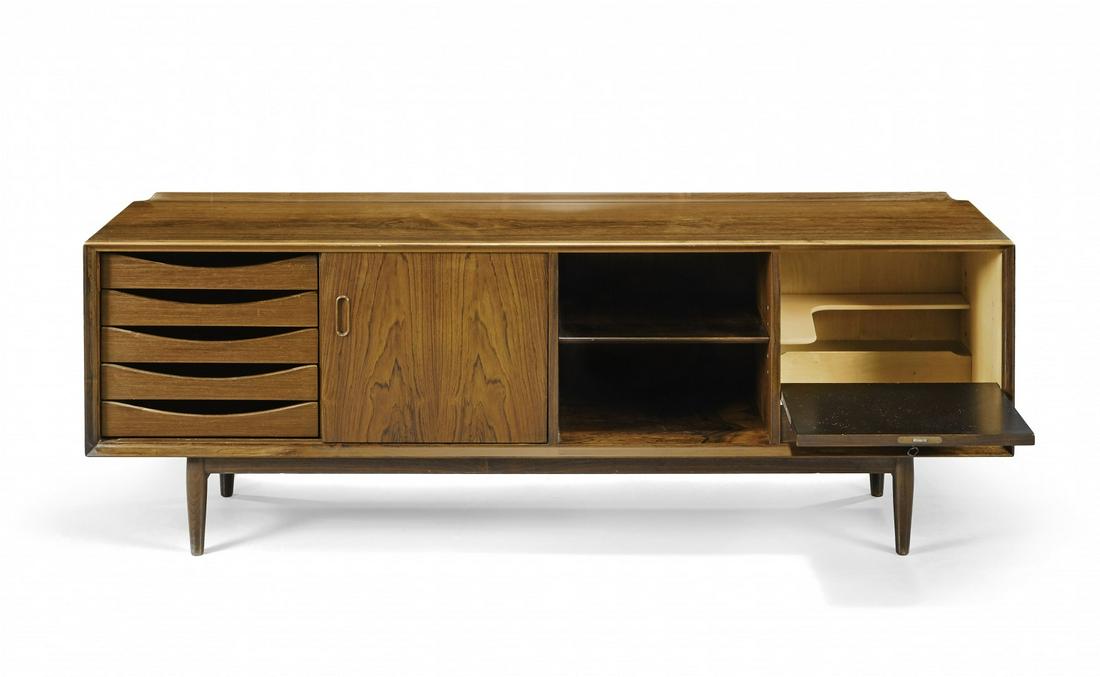 ARNE VODDER 1926-2009 Mobile contenitore per Sibast: Legno di palissandro. 65 x 180 x 43 cm Rosewood. 25.59 x 70.87 x 16.93 in. TAGS: - Furniture