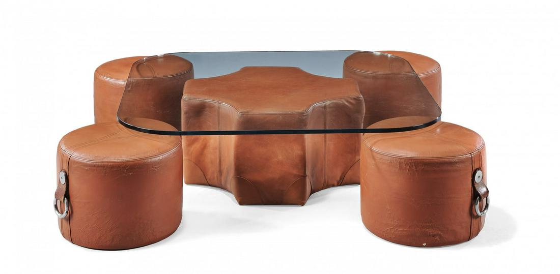 GUIDO FALESCHINI Tavolo basso e quattro pouf: Pelle, metallo, cristallo. Restauri. 34 x 110 x 110 cm Leather, metal, glass. Restorations. 13.39 x 43.31 x 43.31 in. TAGS: - Table