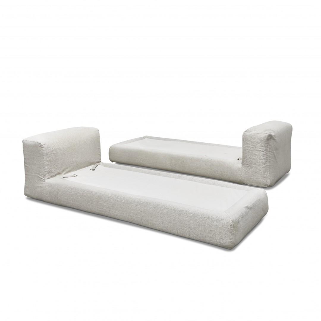 MARIO BELLINI 1935 Due daybed 'Le Mura' per Cassina -: Due daybed 'Le Mura' per Cassina 1972 Poliuretano, tessuto. Restauri. 60 x 90 x 234 cm - Two 'Le Mura' daybeds for Cassina 1972 Polyurethane, fabric upholstery. Restorations. 23.62 x 35.43 x 92.13 in.