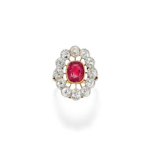 RUBY AND DIAMOND RING: RUBY AND DIAMOND RING in 18K yellow gold with cushion-cut ruby weighing approx. 3.50 ct framed by Old Mine-cut diamonds weighing approx. 2.40 ct set in platinum. Circa 1920. Gr 7,00 - cm 2,30 x 1,90