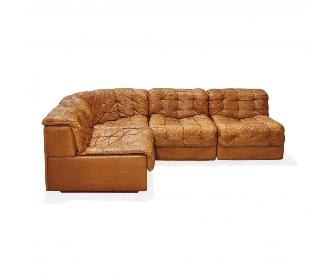 DE SEDE Divano componibile 'DS-11' anni '70 - DE SEDE 'DS-11' modular sofa 1970s: Legno, rivestimento in cuoio. Lievi segni del tempo. Modulo 65 x 65 x 82 cm - Wood, leather upholstery. Minor wear marks. One element 25.59 x 25.59 x 32.28 in.