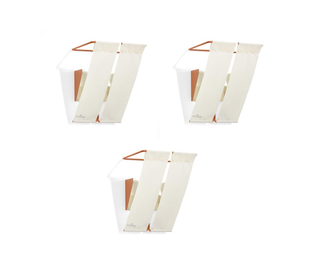 CARLA VENOSTA Tre lampade da parete per Luci anni '70 - CARLA VENOSTA Three wall lamps for Luci: Metallo verniciato, tessuto. Marchio originale. Lievi difetti. 37,00 x 30,00 x 22,00 cm (3) - Painted metal, fabric. Original mark. Minor defects. 14.57 x 11.81 x 8.66 in. (3)