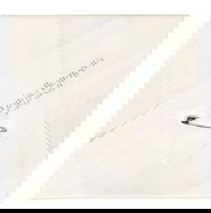 LOUISE BOURGEOIS Handkerchiefs 2000 - LOUISE BOURGEOIS Handkerchiefs 2000: Album editoriale della mostra in legatura in cartonato blu entro fazzoletto bianco tipo York Roulé (cm 43.8), piegato a mano, con titolo in nero e blu, ed. 119/500. 22,80 x 22,80 cm Stampato per cont