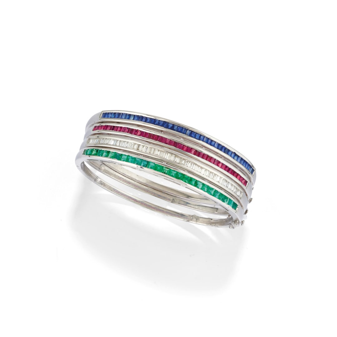 Quattro bracciali rigidi in diamanti e gemme - FOUR DIAMOND AND GEM BANGLES: QUATTRO BRACCIALI RIGIDI IN DIAMANTI E GEMME in oro bianco 18 kt di identica fattura con forma ovale incastonati a binario nella parte superiore, uno in diamanti taglio baguette di ct 2,50 ca., uno in