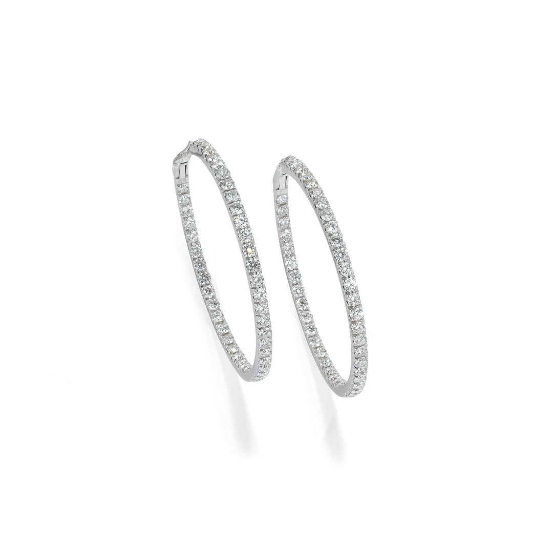 Paio di orecchini a cerchio in diamanti, crivelli - PAIR OF DIAMOND HOOP EARRINGS, CRIVELLI: PAIO DI ORECCHINI A CERCHIO IN DIAMANTI, CRIVELLI in oro bianco 18 kt con parte anteriore e interna incastonata in diamanti taglio brillante di ct 4,40 ca. complessivi. Chiusura perno e clip. Punzone