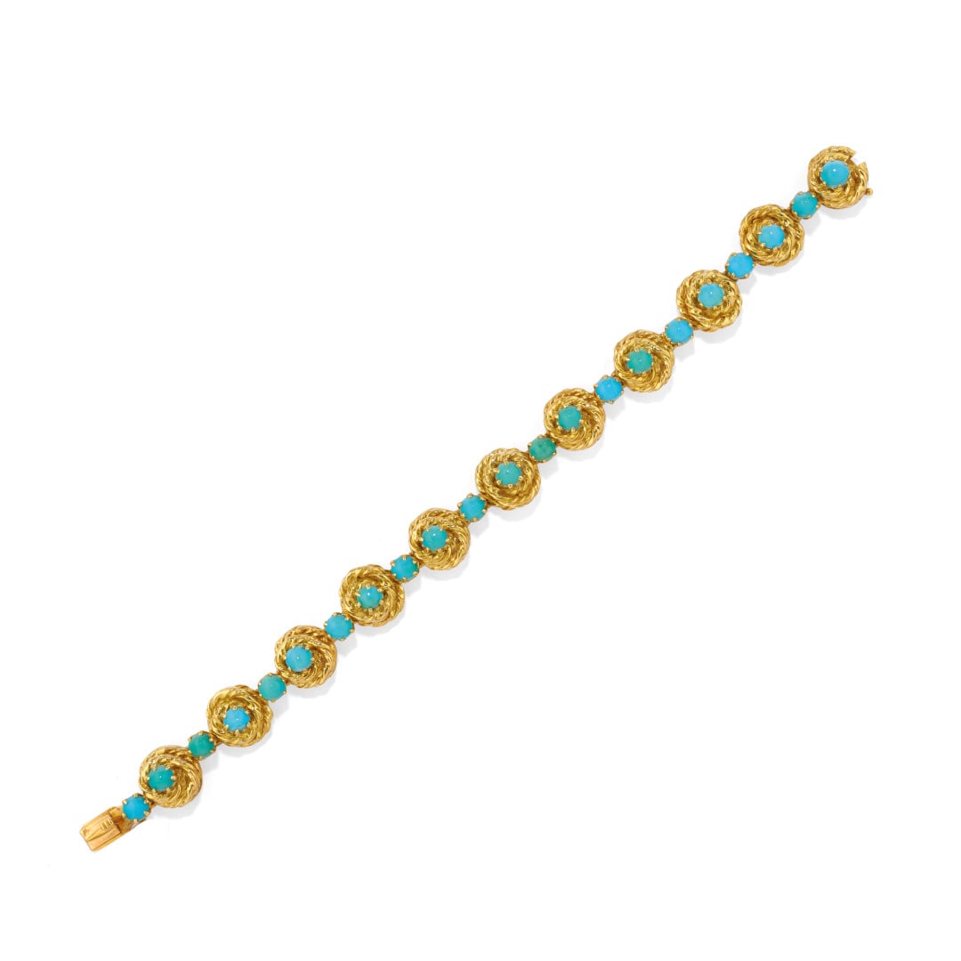 Bracciale in turchesi, Van Cleef & Arpels - TURQUOISE BRACELET, VAN CLEEF & ARPELS: BRACCIALE IN TURCHESI, VAN CLEEF & ARPELS in oro giallo 18 kt a rivière di castoni a cordonetto centrati e intervallati da turchesi rotonde. Punzoni francesi. Firmato Van Cleef & Arpels e numerato 86
