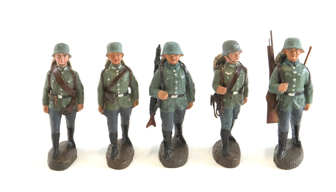 HAUSSER LINEOL - MADE IN GERMANY Esercito tedesco Anni '30 - HAUSSER LINEOL - MADE IN GERMANY: in pasta e stoffa. Ottime condzioni. 8,00 cm (5) - Made of composite material and fabric. Excellent condition. 3.15 in. (5)