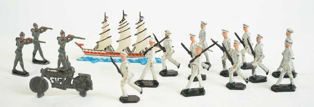 Marinai tedeschi - German sailors: ANTONINI - MADE IN ITALY Marinai tedeschi Anni '30 12 marinai tedeschi più 5 pezzi vari. In piombo, demironde. Con scatola non corrispondente. Buone condizioni. 5,00 cm (12) - ANTONINI - MADE IN ITAL