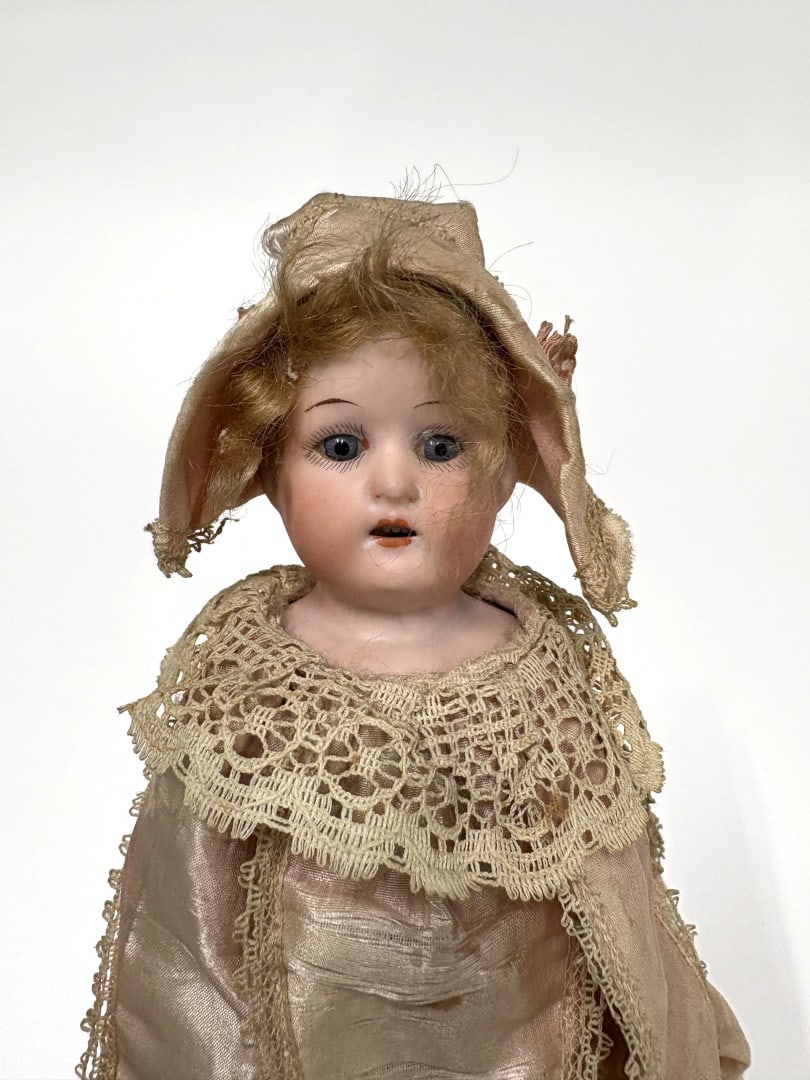 ANONIMO Marotta Fine '800 - ANONIMO Marotta Late 19th century: in legno, stoffa e bisquit. Funzionante. Produzione tedesca. Buone condizioni. 32,00 cm - Made of wood, fabric, and bisque. Fuctional. German manufacture. Good condition. 12.60 in.