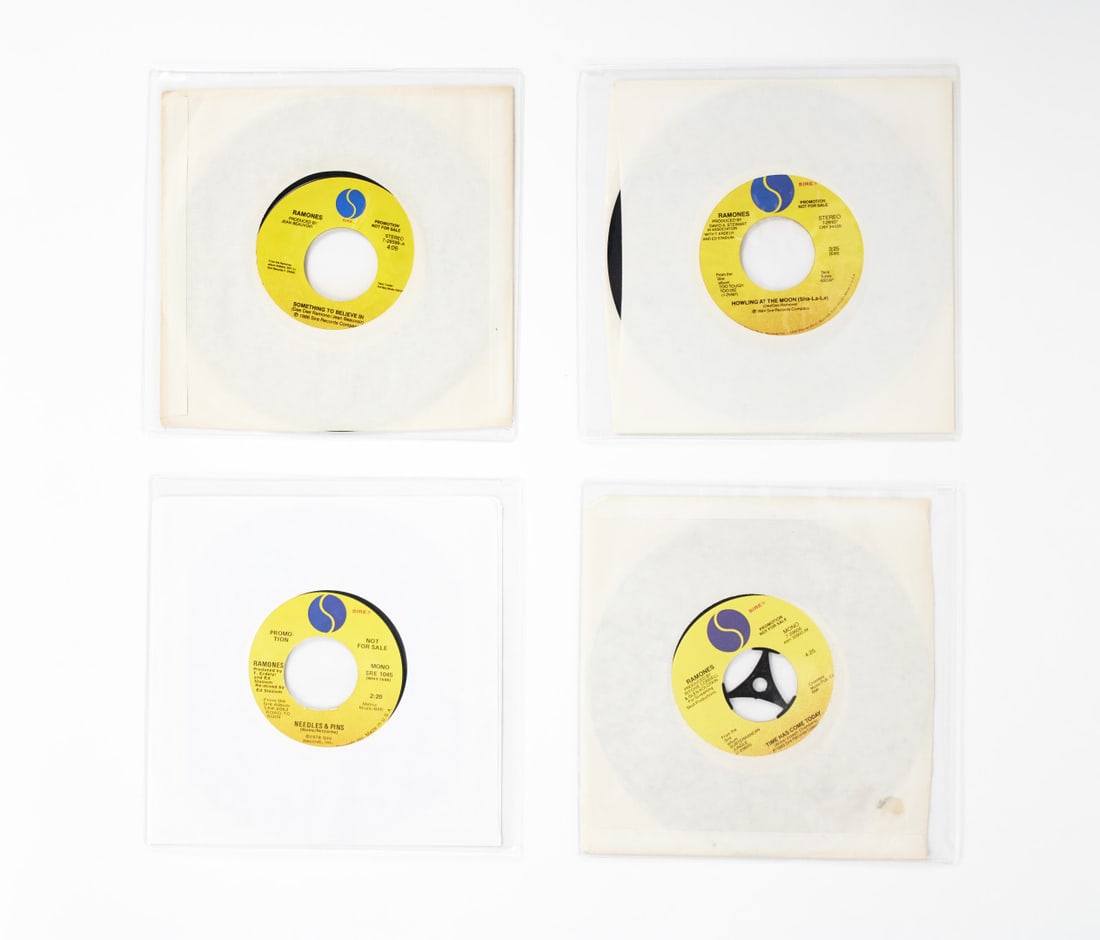 RAMONES Titoli vari 1978/1989 - RAMONES Various titles 1978/1989: SIRE Paese: USA Il set comprende 8 singoli su 45 giri Titoli: Needles & Pins (1978, SRE-1045), Baby I LOve You (1980, SRE-49182), Do You Remember Rock 'n' Roll Radio? (1980, SRE-49261), We Want The Ai