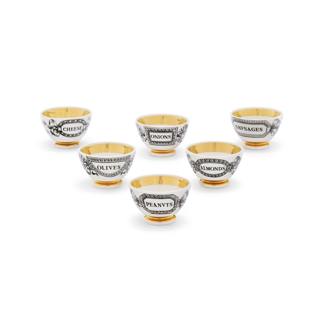 PIERO FORNASETTI 1913-1988 Sei coppette anni ‘60 - PIERO FORNASETTI 1913-1988 Six small: Ceramica serigrafata. Marchio originale. 5,00 x 8,00 x 8,00 cm (6) - Silk-screen printed ceramic. Original mark. 1.97 x 3.15 x 3.15 in. (6)