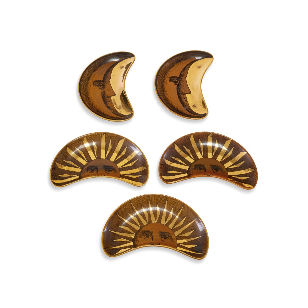 PIERO FORNASETTI 1913-1988 Cinque piatti di servizio 'Mezzi Soli-Mezzaluna' anni '60 - PIERO: Ceramica serigrafata. Marchio originale. Segni d'uso. 2,00 x 21,00 x 12,00 cm (5) - Silk-screen printed ceramic. Original mark. Wear marks. 0.79 x 8.27 x 4.72 in. (5)