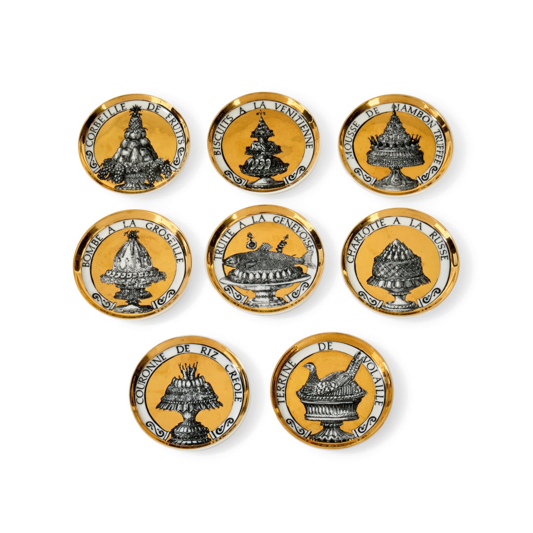 PIERO FORNASETTI 1913-1988 Otto piattini serie 'Pranzo alle otto' anni '60 - PIERO FORNASETTI: Ceramica serigrafata. Marchio originale. 1,00 x 10,00 x 10,00 cm (8) - Silk-screen printed ceramic. Original mark. 0.39 x 3.94 x 3.94 in. (8)