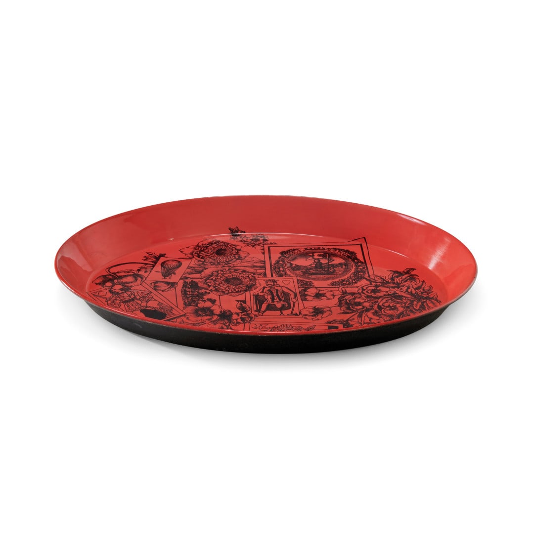 PIERO FORNASETTI 1913-1988 Vassoio 'Carte con fiori' anni '50 - PIERO FORNASETTI 1913-1988: Metallo serigrafato. Etichetta originale. 4,00 x 44,50 x 34,00 cm - Silk-screen printed metal. Original label. 1.57 x 17.52 x 13.39 in.