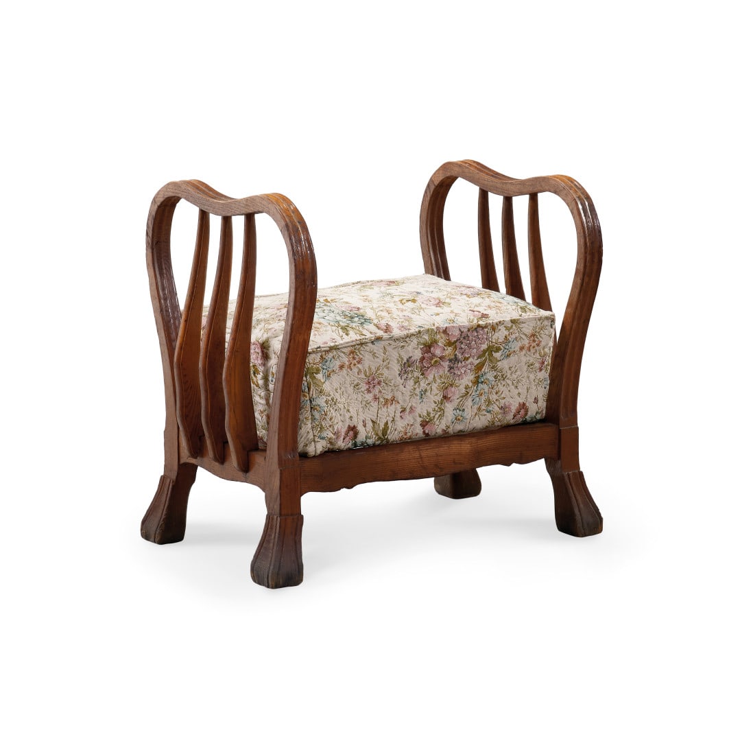 VITTORIO VALABREGA 1861-1952 Panchetto 1940 circa - VITTORIO VALABREGA 1861-1952 Stool 1940 ca: Legno, tessuto. 56,00 x 61,50 x 38,50 cm - Wood, fabric. 22.05 x 24.21 x 15.16 in.