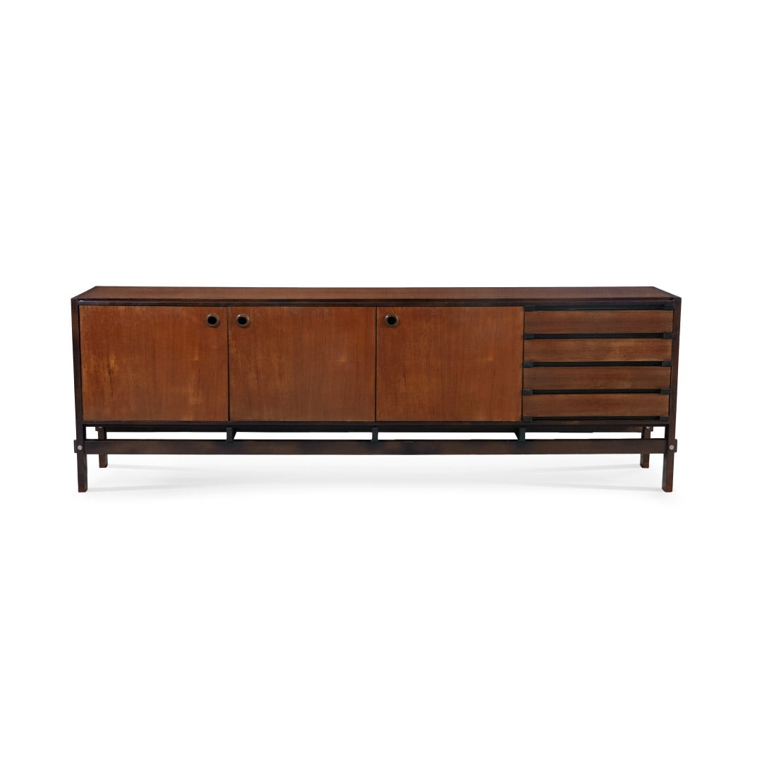 PIETER DE BRUYNE 1931-1987 Credenza per La Permanente Mobili Cantù 1961 - PIETER DE BRUYNE: Legno tinto, metallo. 85,00 x 246,00 x 50,00 cm - Stained wood, metal. 33.46 x 96.85 x 19.68 in.