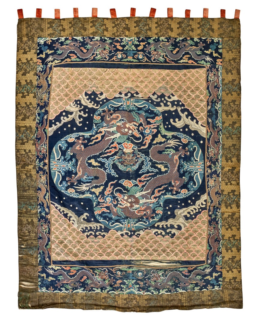 Large fabric China , Qing dynasty, 19th century: Silk with polychrome embroidery, in the centre a quadrilobate reserve with four dragons flying amidst clouds, darts, waves and mountain peaks, the lower and upper areas with stylised waves, the scene