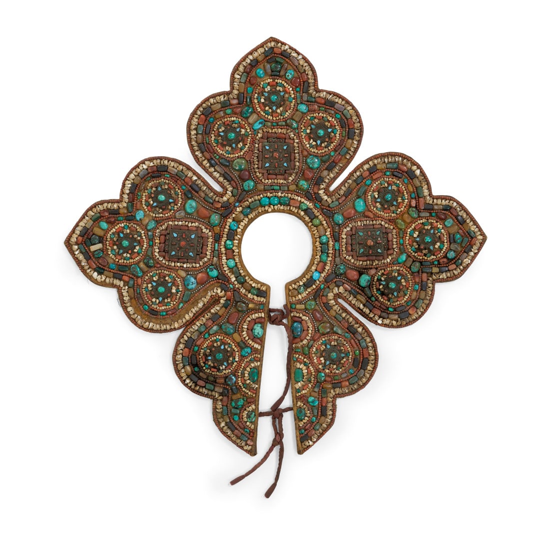 Large collar, yunjian China, XX secolo: Padded fabric and leather, elaborately decorated with hardstones, coral, bone, and embossed silver. Small defects. Yunjian is a Chinese term that could be translated as "cloud collar," primarily refer