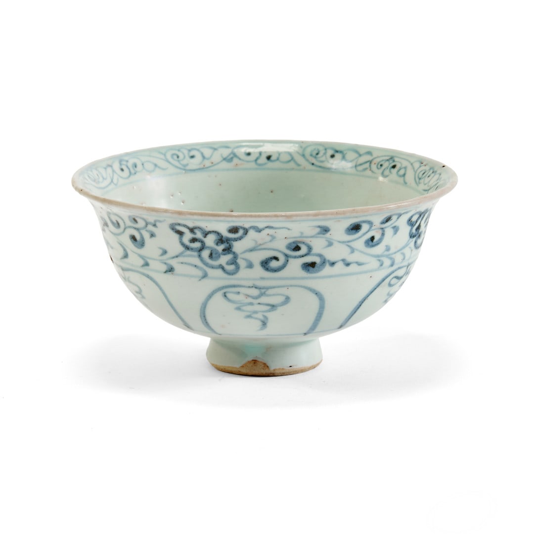 Bowl China, 20th century: Blue and white' porcelain with floral decoration, Yuan dynasty style. 3 x 5.9 in.