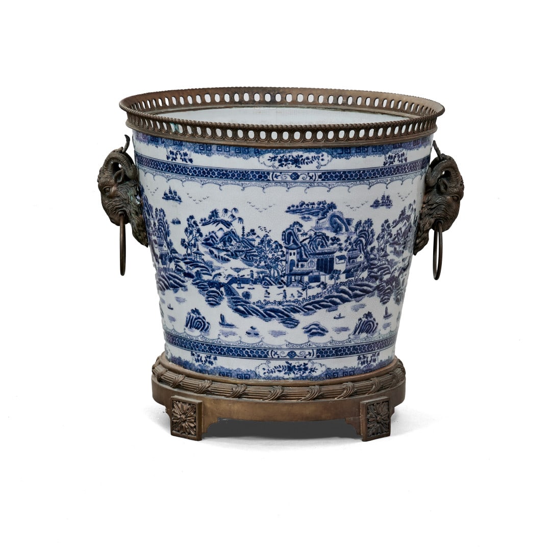 Large cachepot Europe, 20th century (1 of 1)