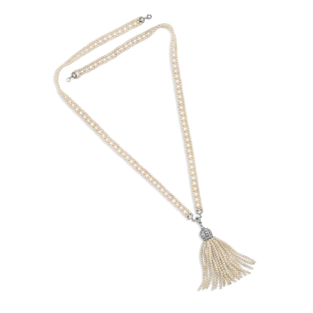 COLLANA LUNGA SAUTOIR IN PERLINE COLTIVATE - LONG CULTURED PEARL SAUTOIR NECKLACE: che trattiene un pendente a frange con elementi in oro bianco e diamanti taglio rosa. Gr 47,80 - cm 70,00 x 9,00 - suspending a tassel pendant with white gold elements and rose-cut diamonds. Gr 47,80