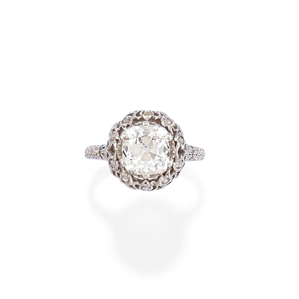 ANTICO ANELLO IN DIAMANTE - ANTIQUE DIAMOND RING: in platino con gambo e castone lavorati impreziositi da diamanti taglio rosa che circondano un diamante taglio Vecchia Miniera di ct 2,50 ca. Italia, inizi ‘900. Gr 4,30 - nr 11 - in platinum with s