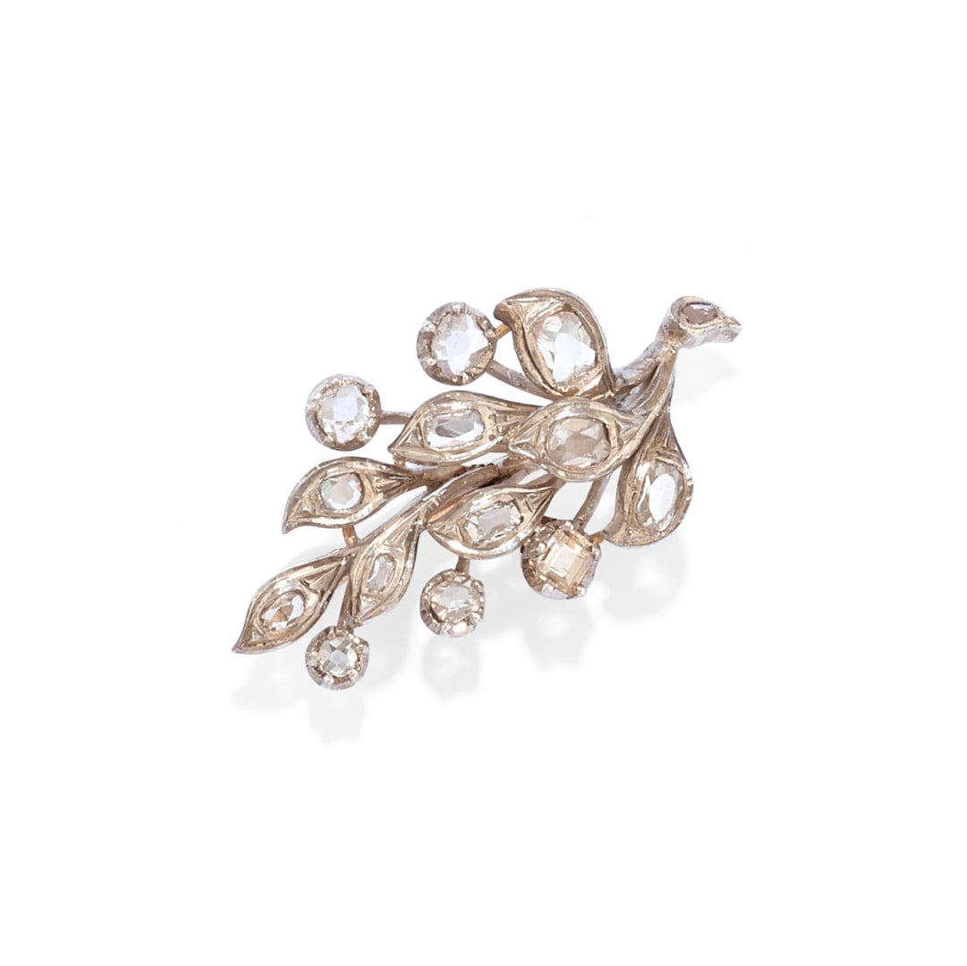 ANTICA SPILLA IN DIAMANTI - ANTIQUE DIAMOND BROOCH: in oro giallo 14 kt, secondo il gusto dell'epoca, a disegno floreale con diamanti taglio antico di ct 1,00 ca. Gr 7,30 - cm 4,10 x 2,00 - in 14K yellow gold, in accordance with the tastes of the time,